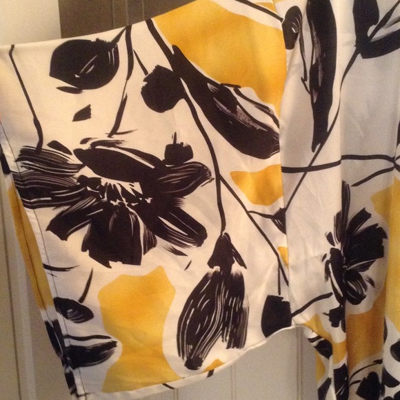 SOLD!!! Gorgeous top!!! Very flattering on anyone! - Picture 2 of 3