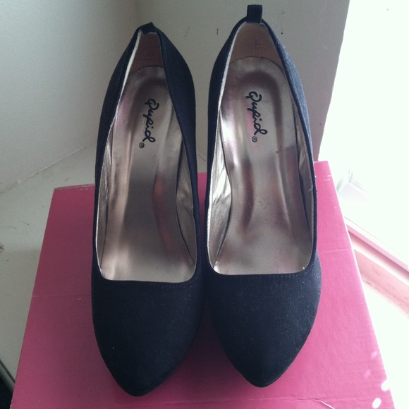 black wedges