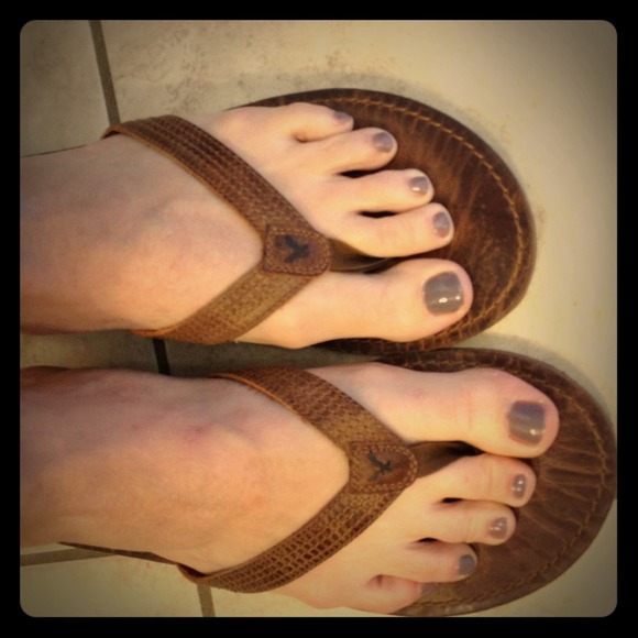 ***SOLD*** American Eagle brown leather flip flops