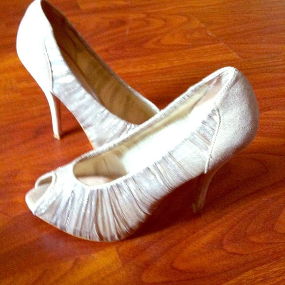 Glitter peep toe shoe