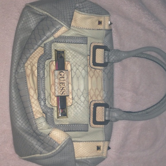 SOLD Guess purses - Picture 2 of 3