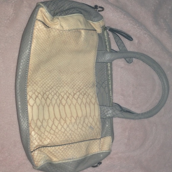 SOLD Guess purses - Picture 3 of 3