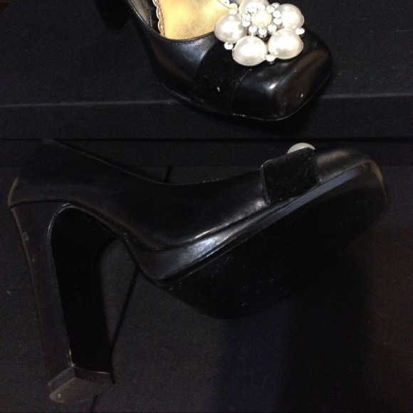 Hale Bob Black High Heels - Picture 2 of 4