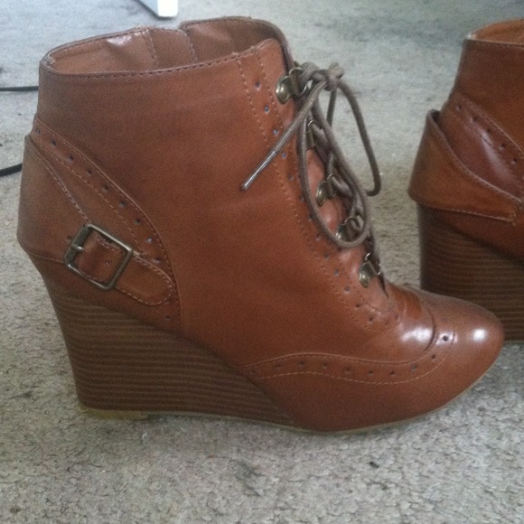 Chinese Laundry military boot wedge - Picture 3 of 3