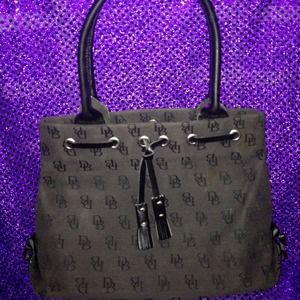 🚫Traded🚫 Dooney & Bourke black signature bag.