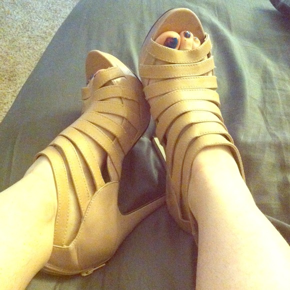 🌟ShoeDazzle nude peep toe heels👠