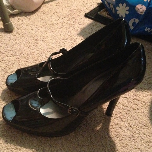 Nine West peep toes heels