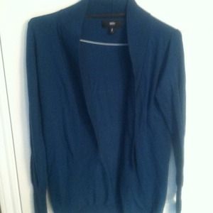 Lovely, long sweater without a closure