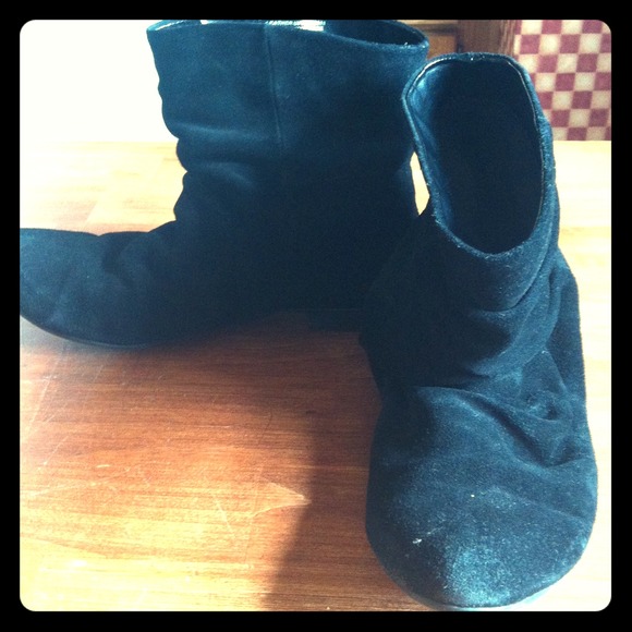 Size 8 1/2 black Nine West boots!