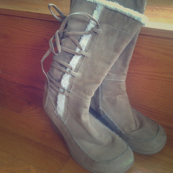 Cute MUD  wedge boots with tie up back!
