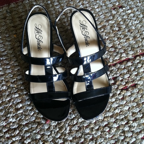 Sandals. 7.5