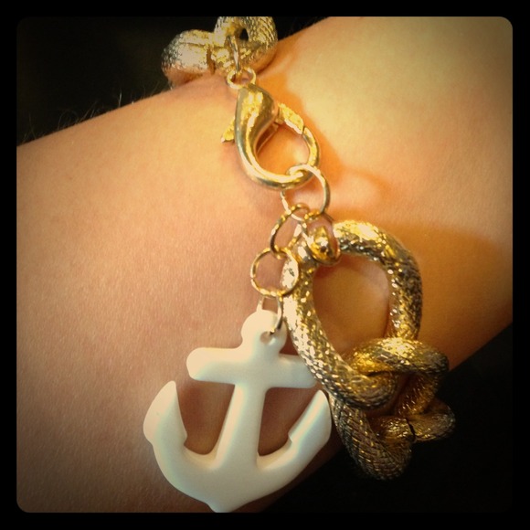 Gold link bracelet w/ Anchor charm - Mint - NWOT