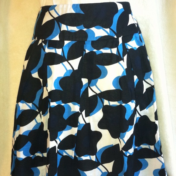 SOLD💋Gorgeous Black Blue and White Skirt!