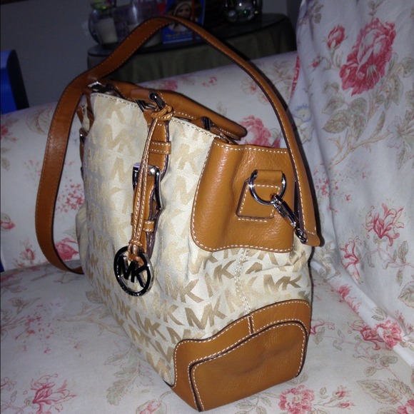 💯% Authentic Michael Kors Monogram Satchel - Picture 2 of 3