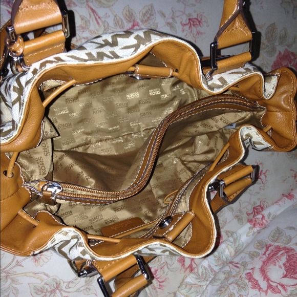 💯% Authentic Michael Kors Monogram Satchel - Picture 3 of 3