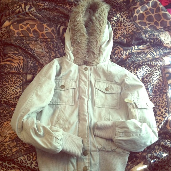 😍Cute wet seal coat! Super thick!