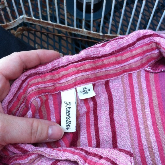 Pretty button up blouse in pinks. Stretchy fabric. - Picture 2 of 2