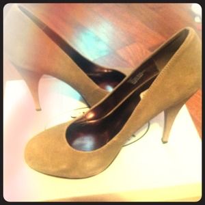 Steve Madden taupe pumps