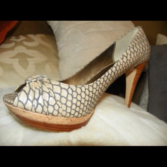 Moda Grey Snakeskin with wooden heel