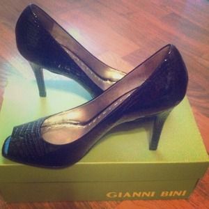 💞REDUCED💞 Gianni Bini black open toe pumps.