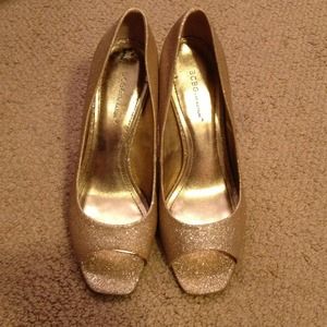 Super cute gold sparkly heels!