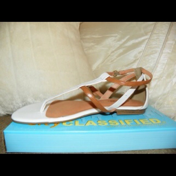 Wht/Tan side buckle sandals leather