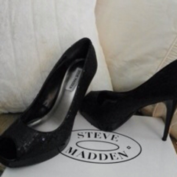 Steve Madden peep toe blk sequin heels