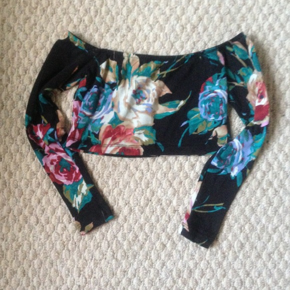 Bundle Nasty Gal floral cropped shirt and