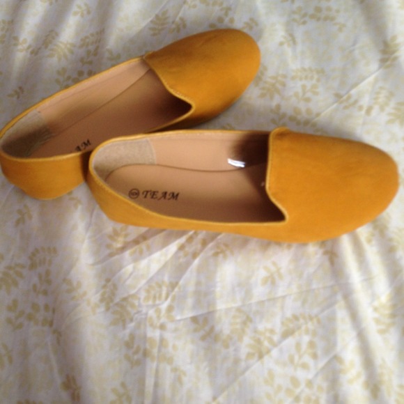 💥SOLD💥Mustard Slip-ons