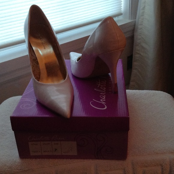 White and gold pointy toe pumps