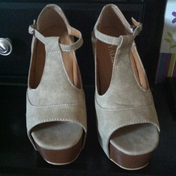 Taupe platforms