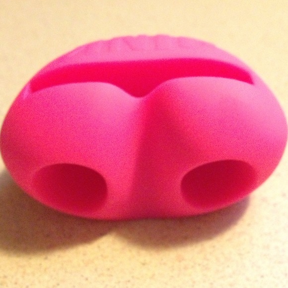 Victoria's Secret iPhone 5 Mini Speaker - Picture 2 of 3