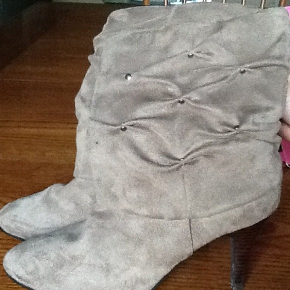 Gray mid ankle boots.