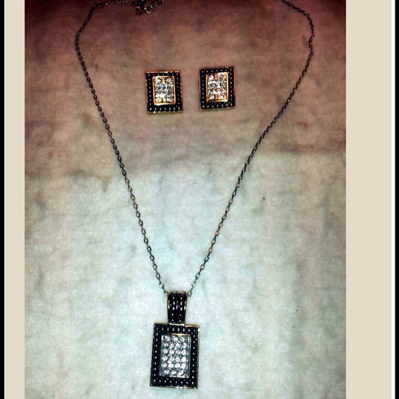 Jewelry - Gorgeous black/gold diamond square set