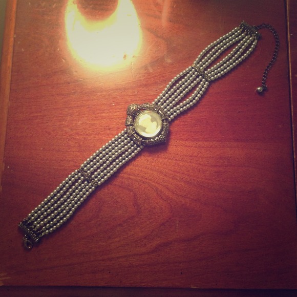 Vintage style cameo choker