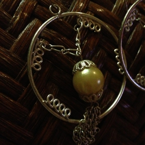 Hoop earrings with pearl accent! - Picture 2 of 3