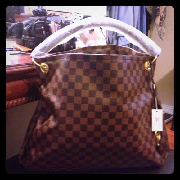 Reserved for @crclog LV Artsy GM