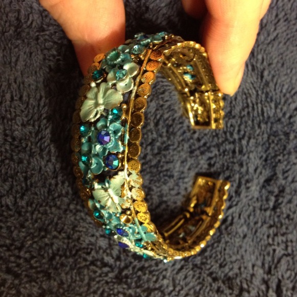 Beautiful blue flower bracelet-never worn - Picture 2 of 3