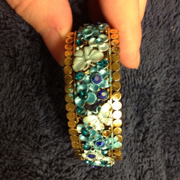 Beautiful blue flower bracelet-never worn - Picture 3 of 3