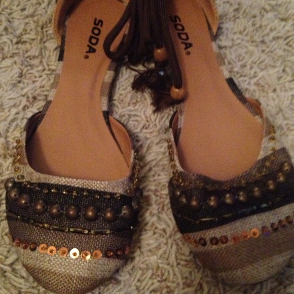 Soda tie up flats