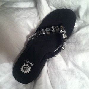 🚫🚫Bundle 🚫🚫sandals and shirt!!!!