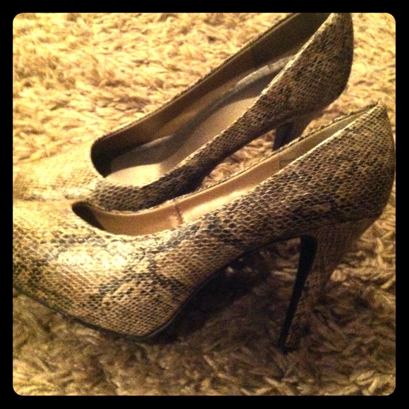 🐍👠Mossimo faux snakeskin pumps