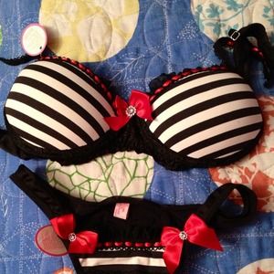 Black and white bra and pantie!