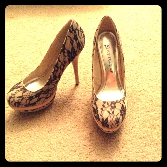 Platform pump overlaid with black lace