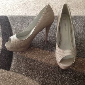 🙌REDUCED✂Faux snake skin nude peep toe