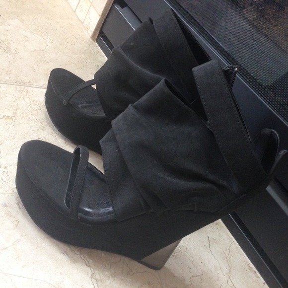 Shoes - Black sandal wedges