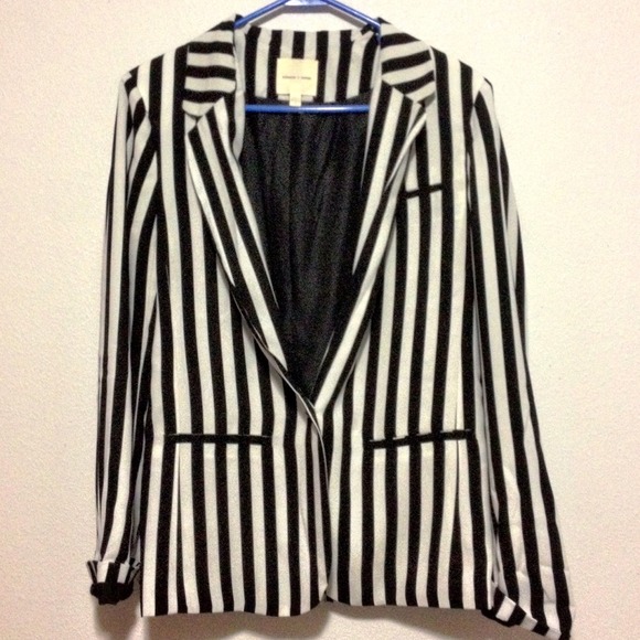 Urban Outfitters Jackets & Blazers - 🎉Hosts Pick! x2🎉 Black and off-white blazer☀