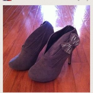 REDUCED!! Super cute gray booties