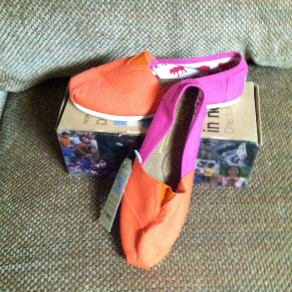 Canvas TOMS size 7