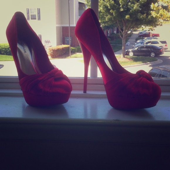 Shoes - 👠Never worn pretty red satin pumps 👠